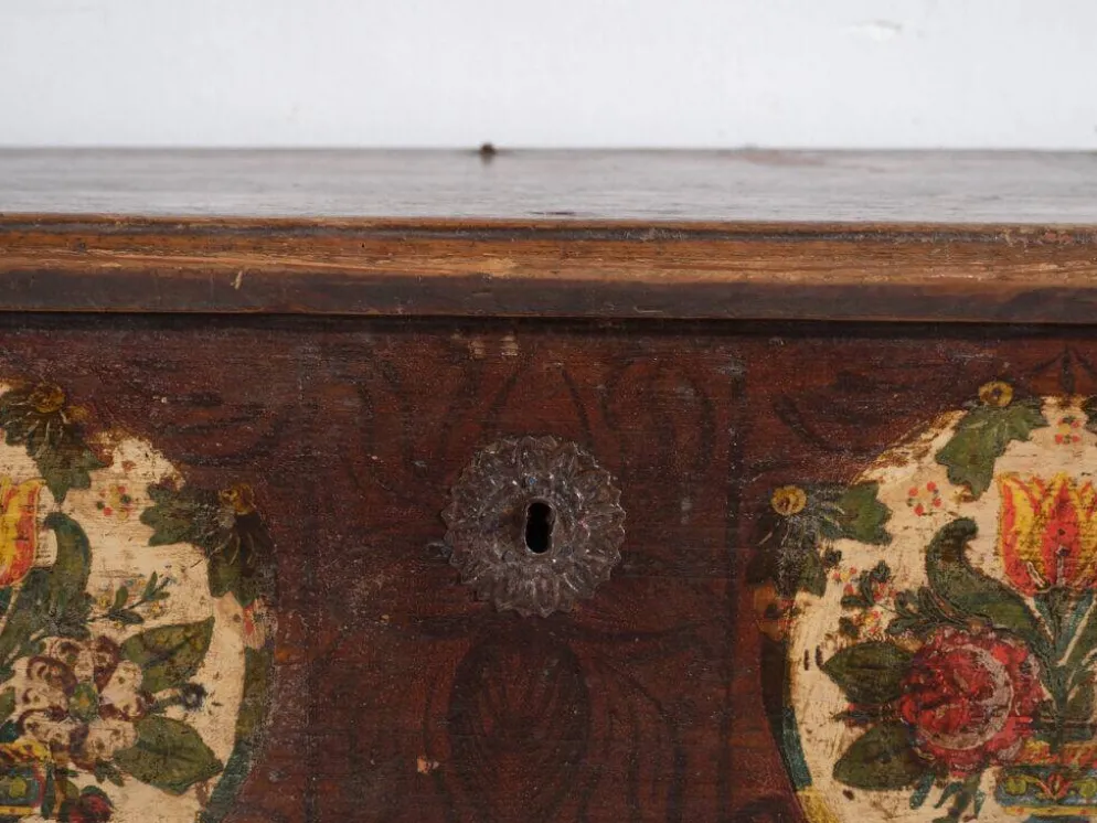 Coffre de mariage centro-européen en pin polychrome aux cartouches floraux – Tyrol, vers 1890