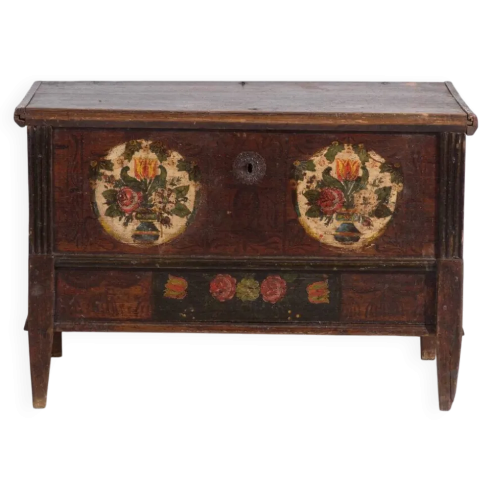 Coffre de mariage centro-européen en pin polychrome aux cartouches floraux – Tyrol, vers 1890