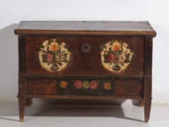 Coffre de mariage centro-européen en pin polychrome aux cartouches floraux – Tyrol, vers 1890