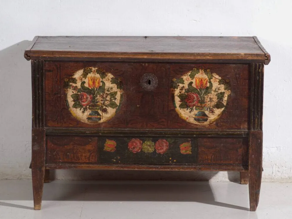 Coffre de mariage centro-européen en pin polychrome aux cartouches floraux – Tyrol, vers 1890