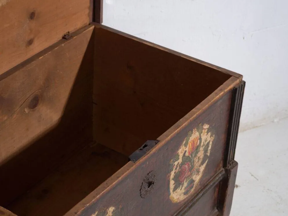 Coffre de mariage centro-européen en pin polychrome aux cartouches floraux – Tyrol, vers 1890