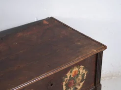 Coffre de mariage centro-européen en pin polychrome aux cartouches floraux – Tyrol, vers 1890