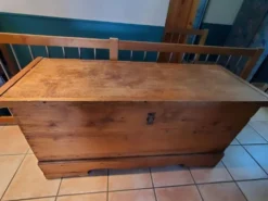 Coffre de mariage en bois massif