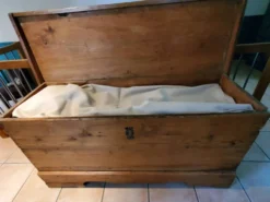 Coffre de mariage en bois massif