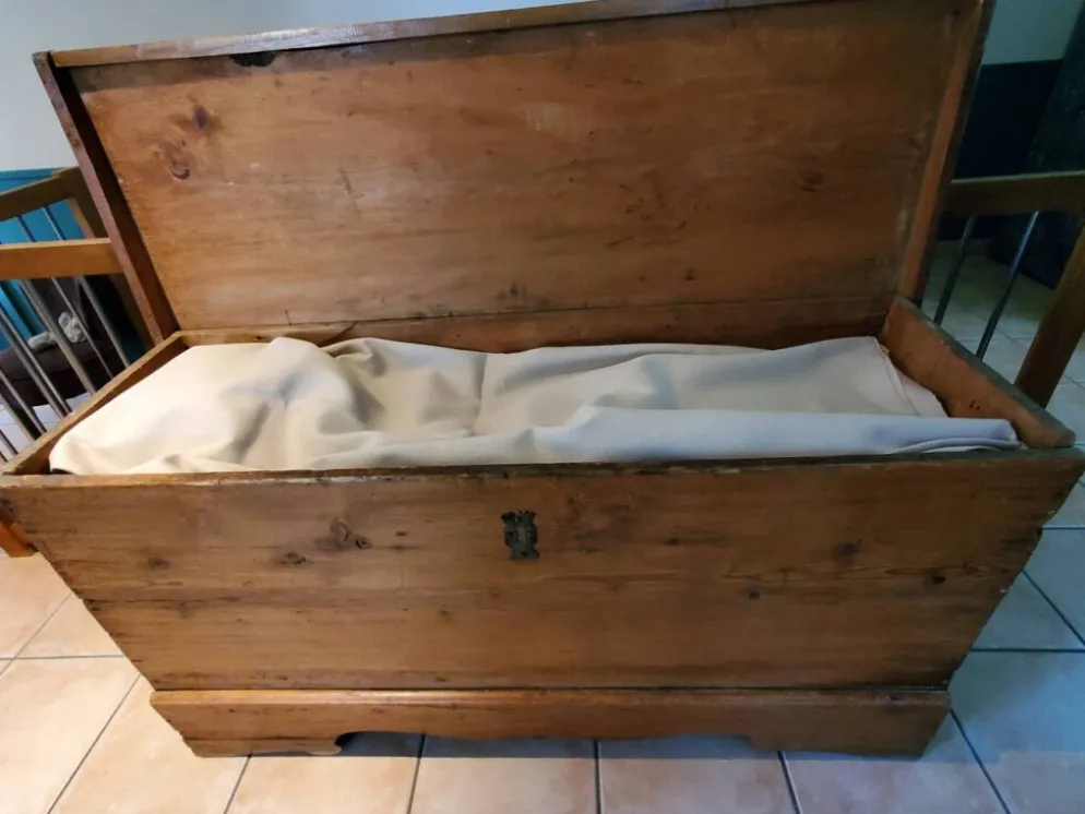 Coffre de mariage en bois massif