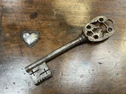 Coffre de mariage en noyer du 18ème siècle