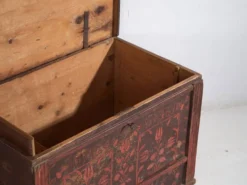 Coffre de mariage en pin aux tulipes peintes – Europe centrale, 1891