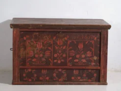 Coffre de mariage en pin aux tulipes peintes – Europe centrale, 1891