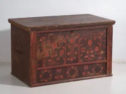 Coffre de mariage en pin aux tulipes peintes – Europe centrale, 1891