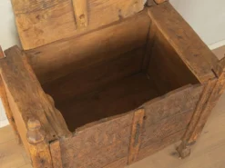 Coffre de mariée antique de la vallée de Swat