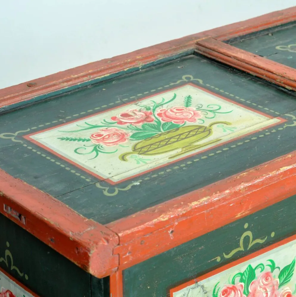 Coffre de mariée en art populaire, daté de 1795
