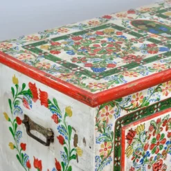Coffre de mariée en art populaire, daté de 1948