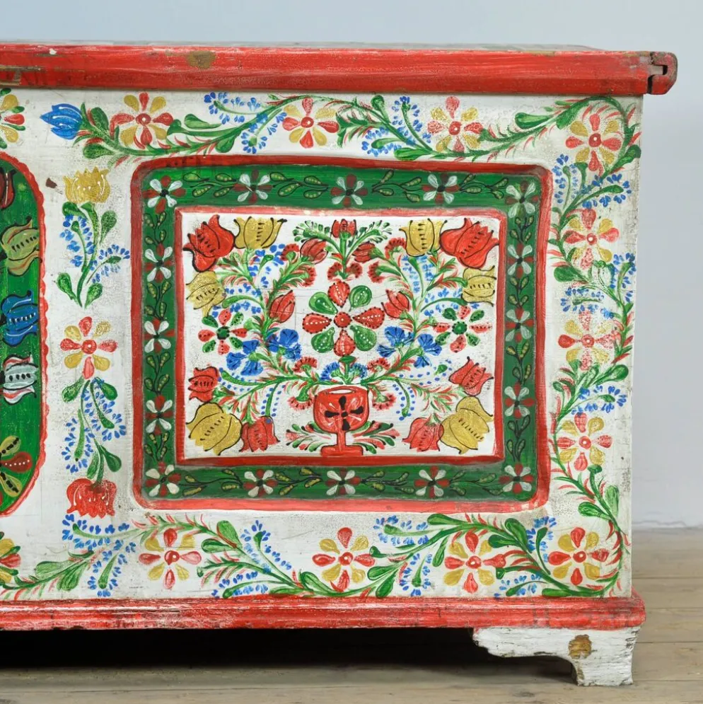 Coffre de mariée en art populaire, daté de 1948