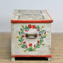 Coffre de mariée en art populaire, daté de 1948