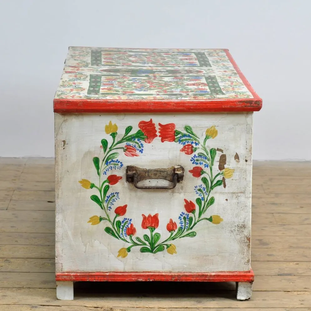 Coffre de mariée en art populaire, daté de 1948