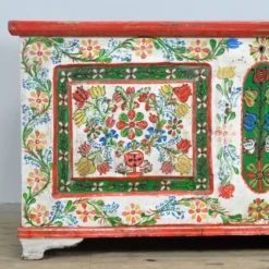 Coffre de mariée en art populaire, daté de 1948
