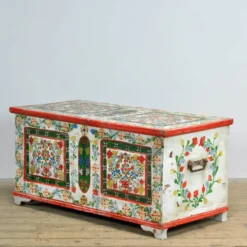 Coffre de mariée en art populaire, daté de 1948