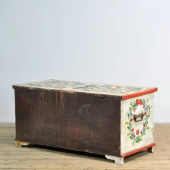 Coffre de mariée en art populaire, daté de 1948