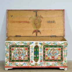 Coffre de mariée en art populaire, daté de 1948