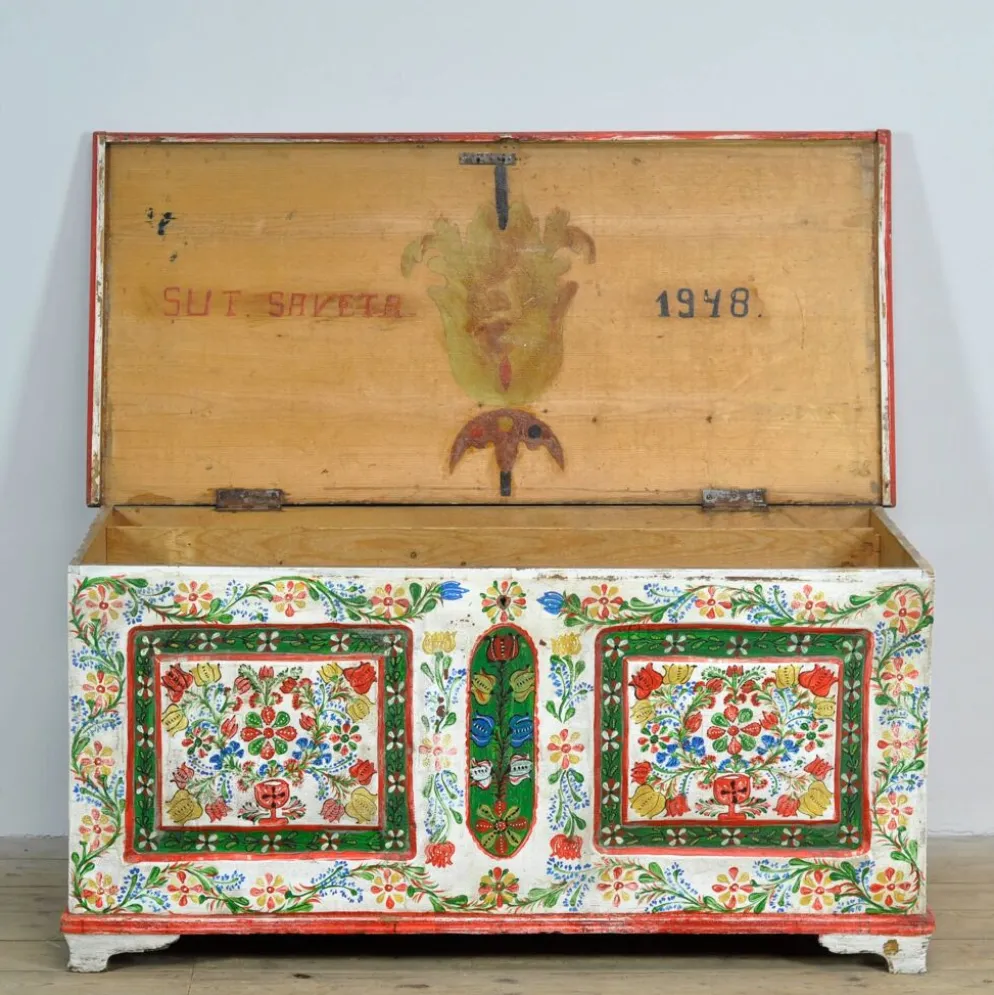 Coffre de mariée en art populaire, daté de 1948