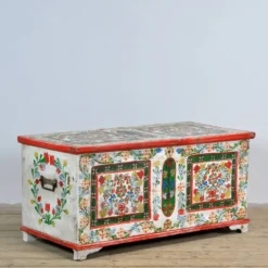 Coffre de mariée en art populaire, daté de 1948