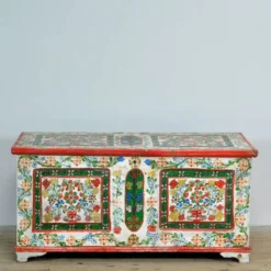 Coffre de mariée en art populaire, daté de 1948