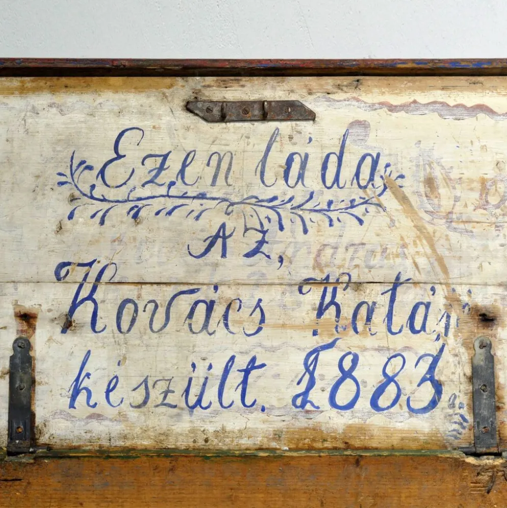 Coffre de mariée en art populaire, daté de 1883