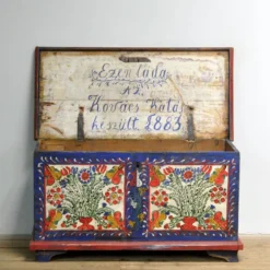 Coffre de mariée en art populaire, daté de 1883