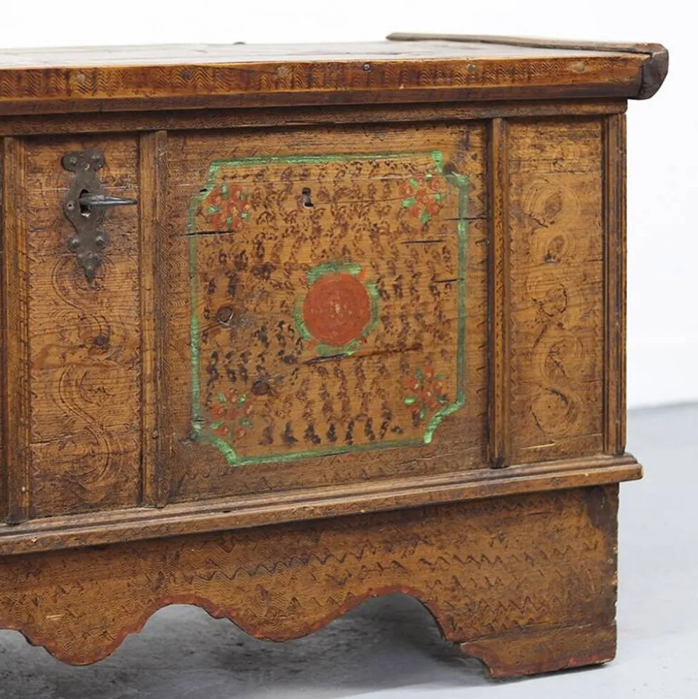 Coffre de mariée peint en art populaire ancien 1737