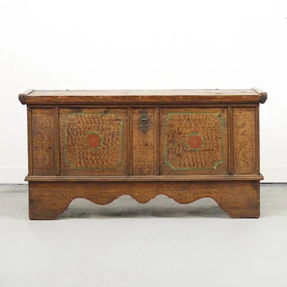 Coffre de mariée peint en art populaire ancien 1737