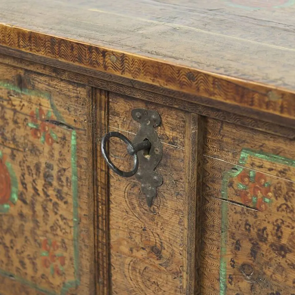 Coffre de mariée peint en art populaire ancien 1737