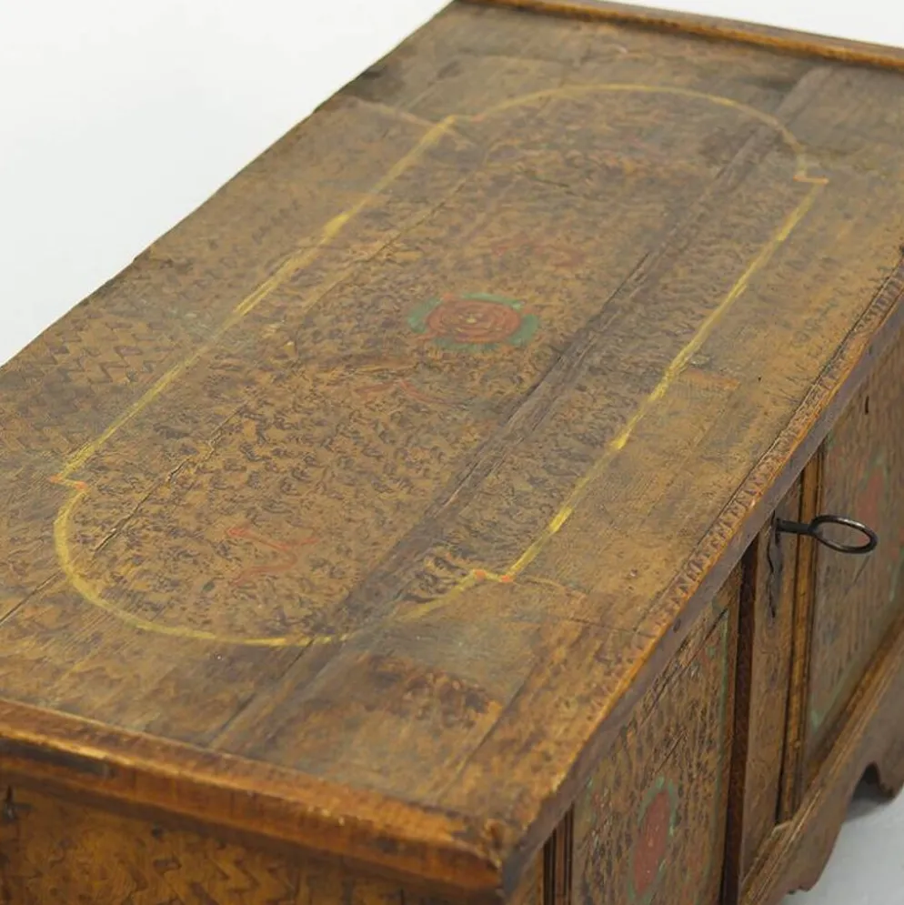Coffre de mariée peint en art populaire ancien 1737