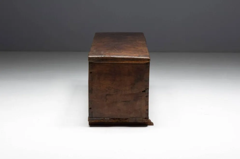 Coffre de rangement en bois ancien, France, fin du XVIIIe siècle
