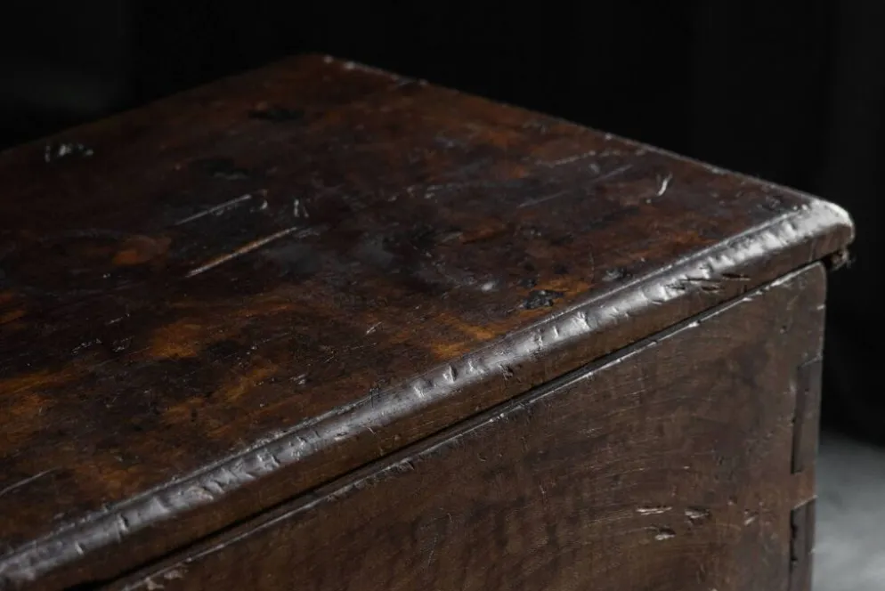 Coffre de rangement en bois ancien, France, fin du XVIIIe siècle