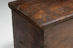 Coffre de rangement en bois ancien, France, fin du XVIIIe siècle