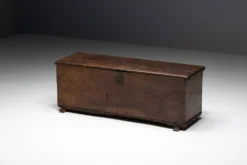 Coffre de rangement en bois ancien, France, fin du XVIIIe siècle