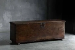 Coffre de rangement en bois ancien, France, fin du XVIIIe siècle