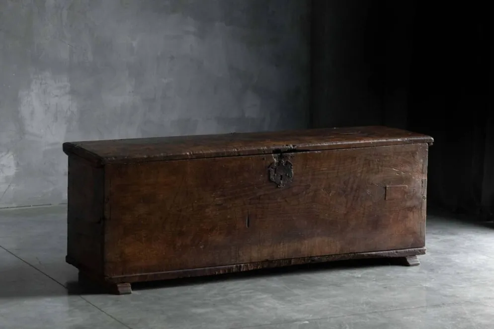 Coffre de rangement en bois ancien, France, fin du XVIIIe siècle