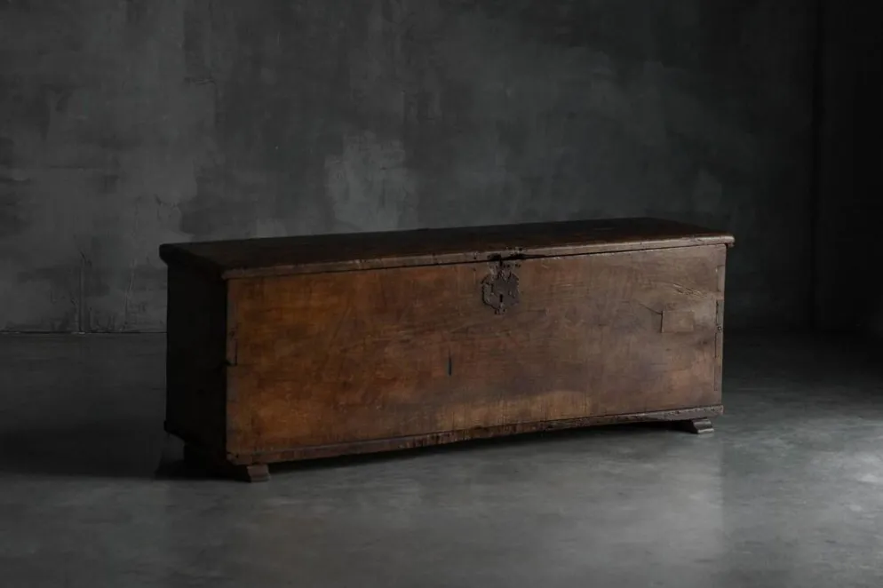 Coffre de rangement en bois ancien, France, fin du XVIIIe siècle