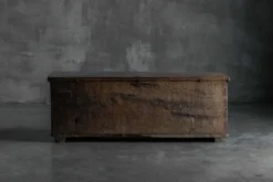 Coffre de rangement en bois ancien, France, fin du XVIIIe siècle