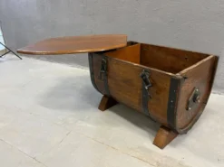 Coffre de rangement en forme de baril en chêne avec des sangles en métal noir, années 1930-1940.