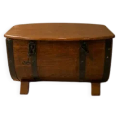 Coffre de rangement en forme de baril en chêne avec des sangles en métal noir, années 1930-1940.