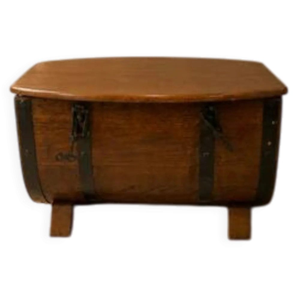 Coffre de rangement en forme de baril en chêne avec des sangles en métal noir, années 1930-1940.