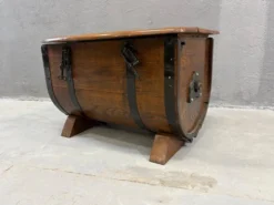 Coffre de rangement en forme de baril en chêne avec des sangles en métal noir, années 1930-1940.