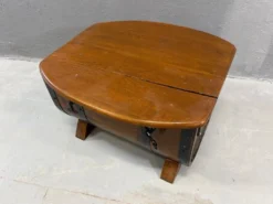Coffre de rangement en forme de baril en chêne avec des sangles en métal noir, années 1930-1940.