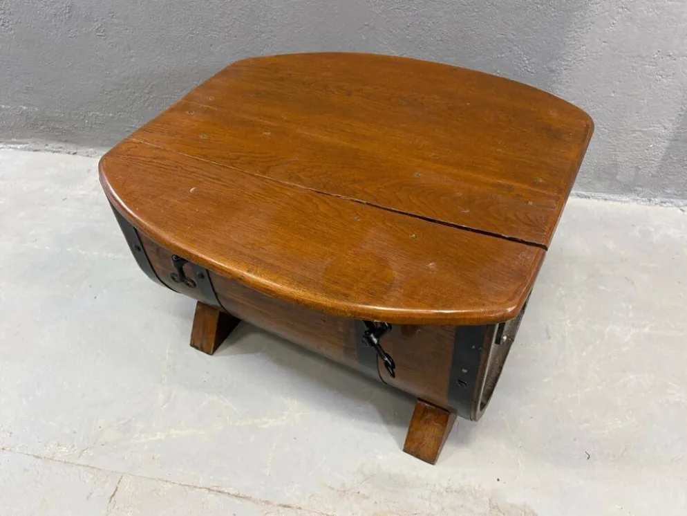 Coffre de rangement en forme de baril en chêne avec des sangles en métal noir, années 1930-1940.