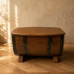 Coffre de rangement en forme de baril en chêne avec des sangles en métal noir, années 1930-1940.