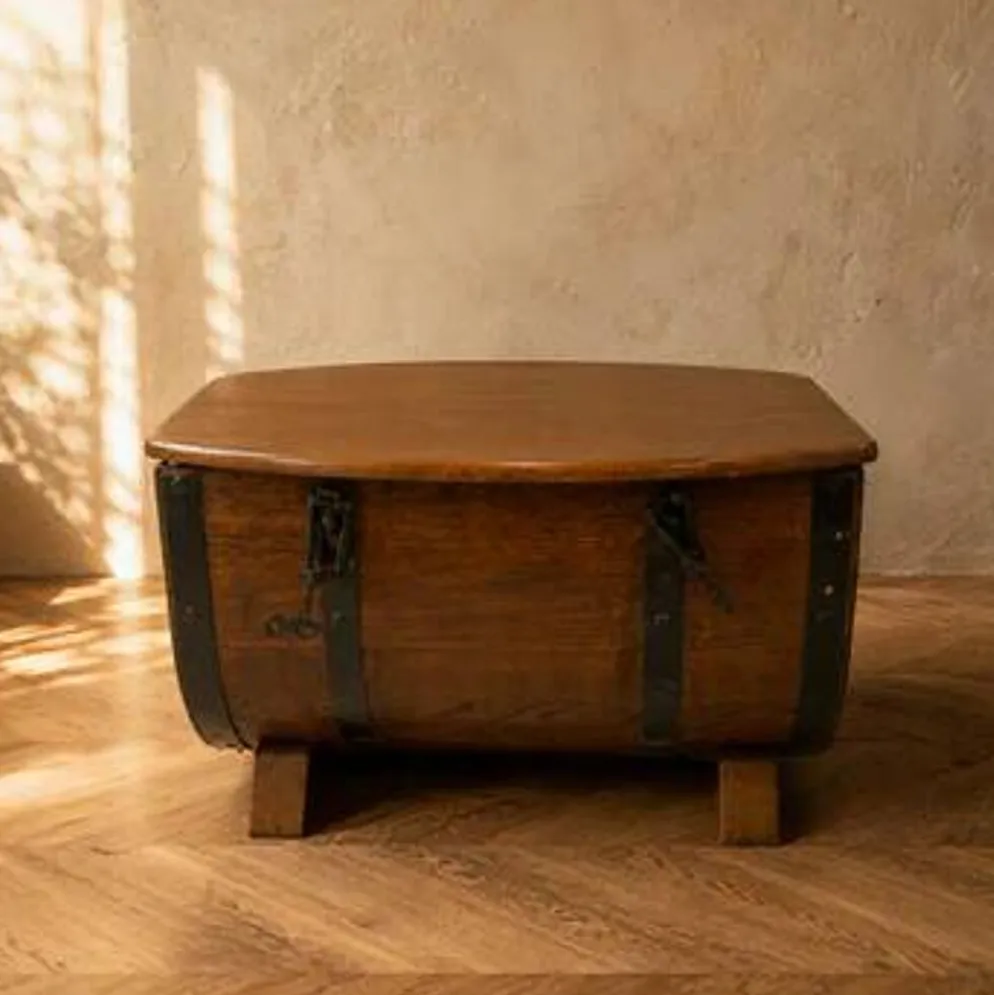 Coffre de rangement en forme de baril en chêne avec des sangles en métal noir, années 1930-1940.