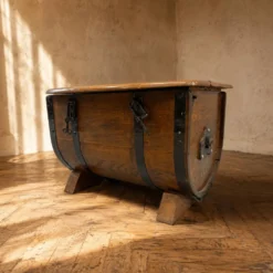 Coffre de rangement en forme de baril en chêne avec des sangles en métal noir, années 1930-1940.
