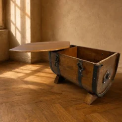 Coffre de rangement en forme de baril en chêne avec des sangles en métal noir, années 1930-1940.